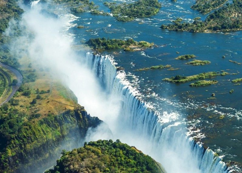 Le Cascate Vittoria sono il muro d'acqua più largo del mondo (1708 m). Le cascate e la zona circostante sono Parco Nazionale e e Sito Patrimonio dell'