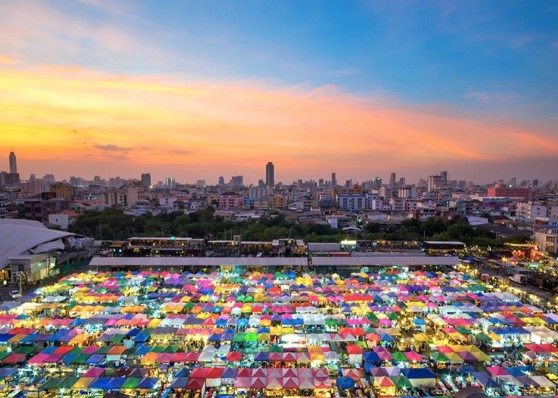 Le tende multi colore delle bancarelle del mercato di Chatuchak, a Bangkok, Thailandia ©seksan Mongkhonkhamsao/Getty Images