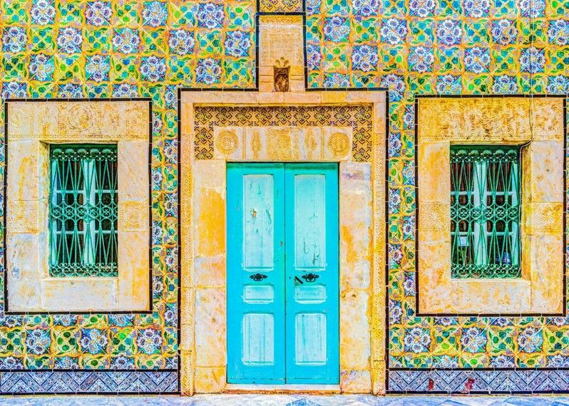 Le tipiche porte di ingresso blu, gialle e verdi di Tunisi, Tunisia. ©Romas_Photo/Shutterstock