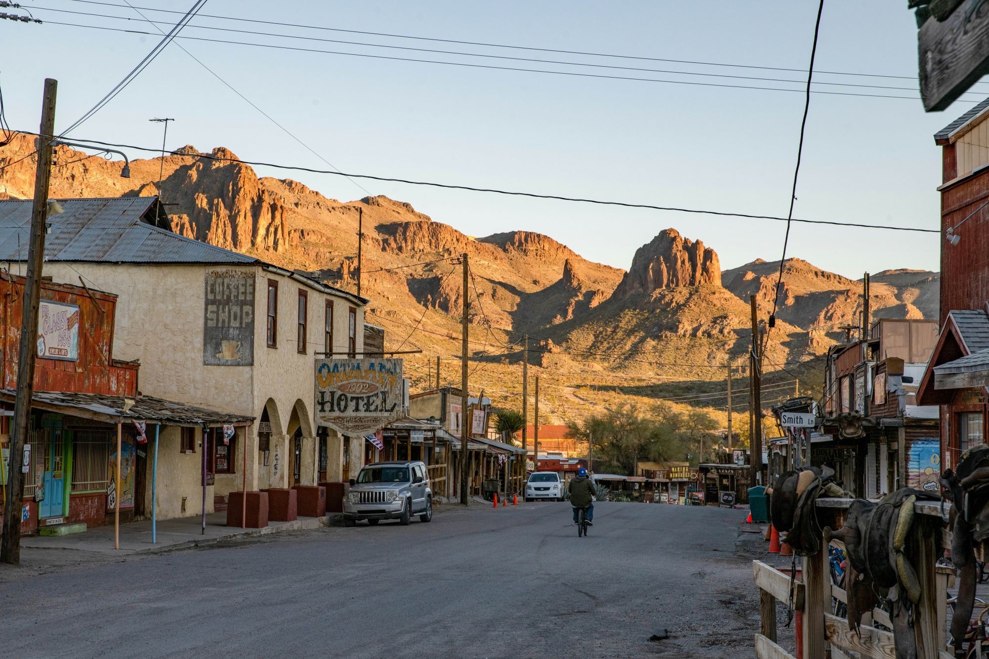 Lungo la Route 66 si trovano affascinanti piccole città come Oatman, in Arizona. © Caitlin O’Hara/Lonely Planet
