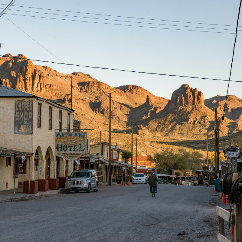 Lungo la Route 66 si trovano affascinanti piccole città come Oatman, in Arizona. © Caitlin O’Hara/Lonely Planet