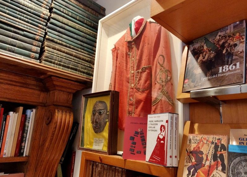 Libreria Luisè, uniforme garibaldina. © Stefano Brandini / Lonely Planet Italia