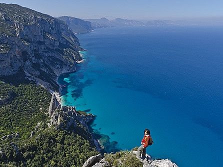 Linda Cottino in Sardegna, lungo il sentiero Selvaggio Blu © Mario Verin