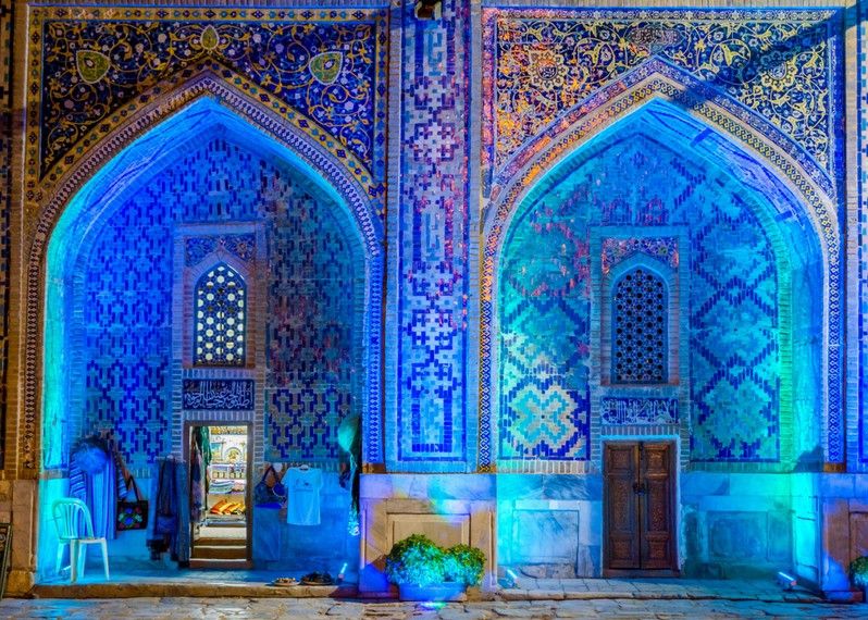 L'ingresso di un negozio nella Sher-Dor Madrasah, Samarcanda. ©Dinozzzaver/Shutterstock