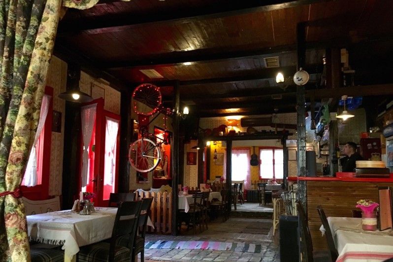 L'interno di una kafana