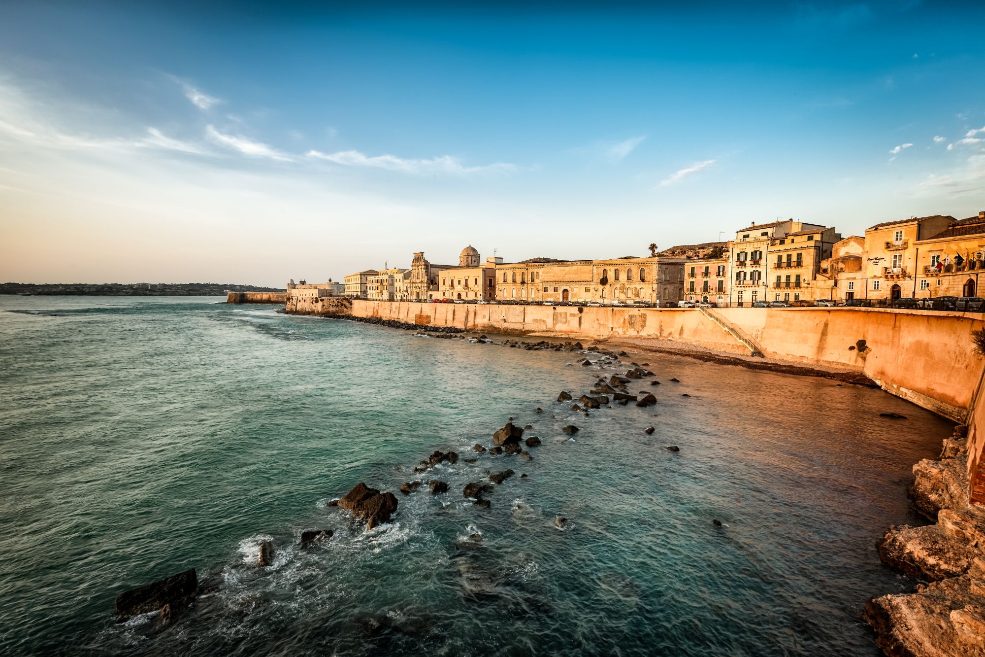 Un tratto di costa di Ortigia con edifici storici