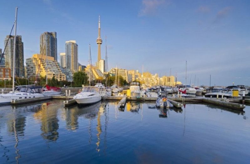 Lo skyline al Marina Quay West di Toronto brilla nella penombra. Foto di Alan Copson/AWL Images/Getty Images