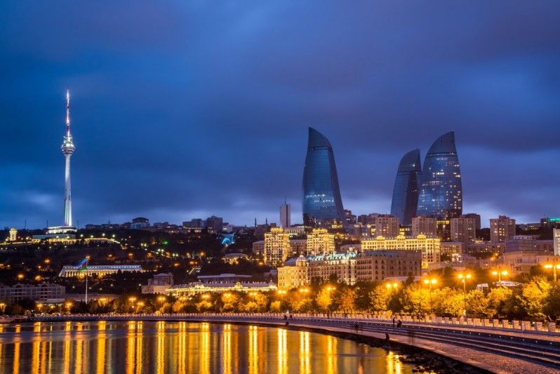 Lo skyline di Baku contiene alcuni sorprendenti elementi di architettura contemporanea. Foto di Wilfred Wong Y/fotografi Choice RF/Getty Images