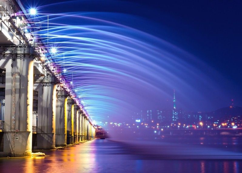 Lo spettacolo notturno della Rainbow fountain sul ponte Banpo a Seoul.
©Guitar photographer/Shutterstock