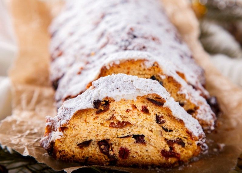 Lo stollen, un tradizionale dolce natalizio al marzapane, Germania.
