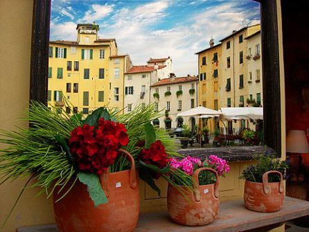 Lucca, finestra su piazza anfiteatro © Fabio Borsari