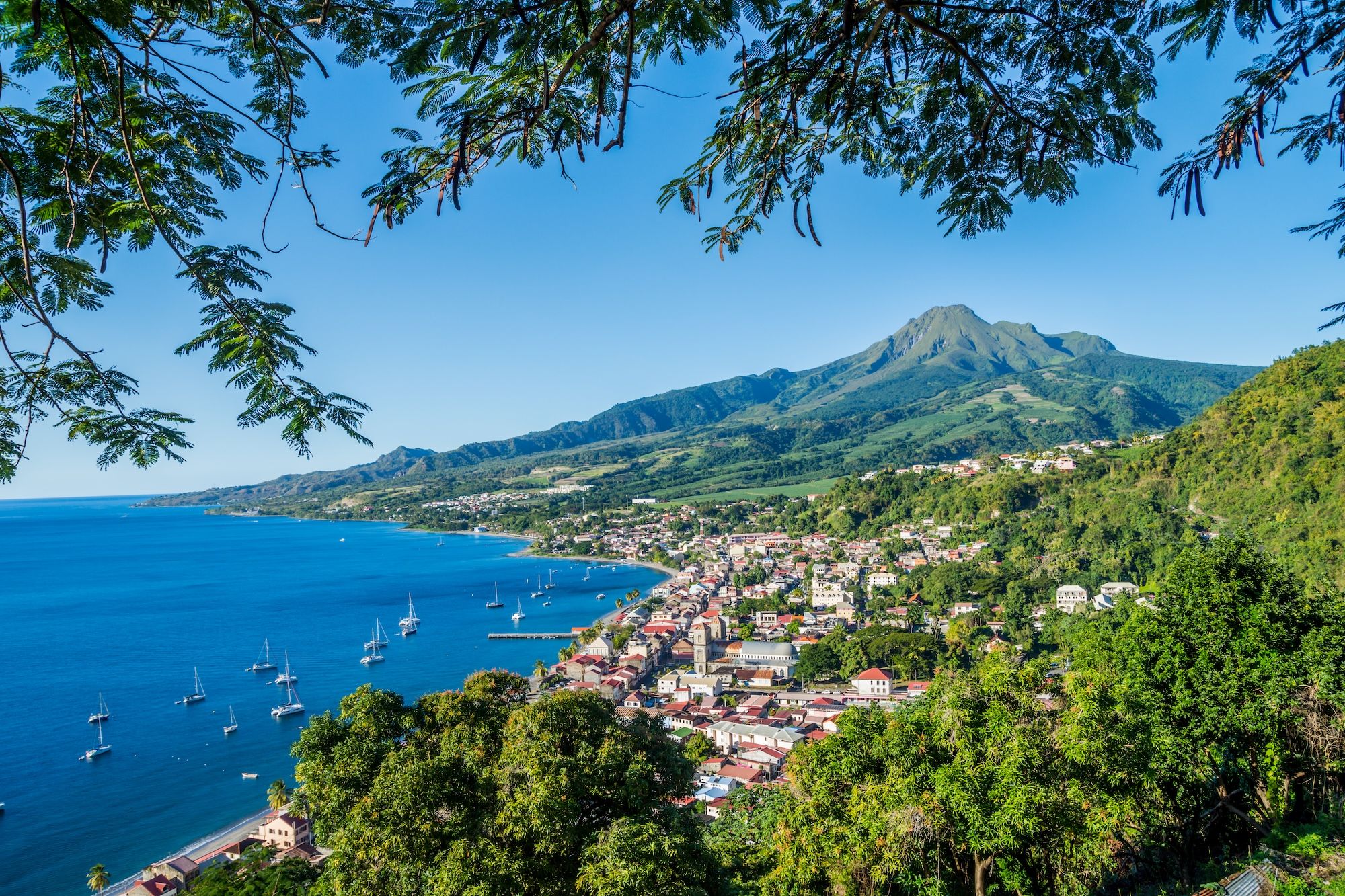 Saint-Pierre, l’antica capitale della Martinica, e la Montagne Pelée © Damien VERRIER/Shutterstock