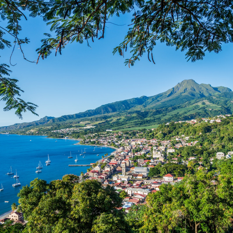 Saint-Pierre, l’antica capitale della Martinica, e la Montagne Pelée © Damien VERRIER/Shutterstock