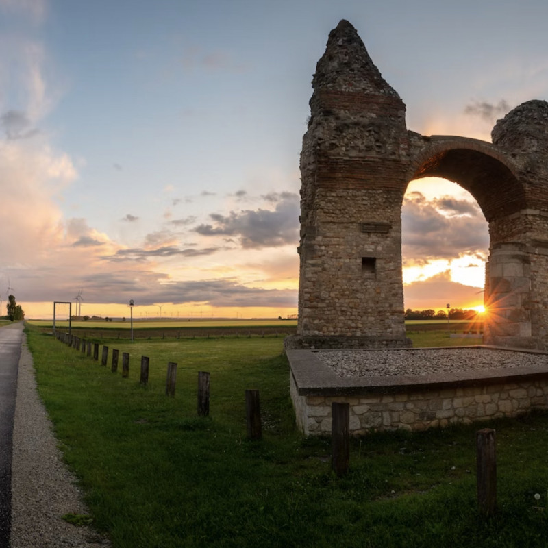La monumentale Heidentor ("Porta dei pagani") sovrasta il sito di Carnuntum nella Bassa Austria © Guniva / Shutterstock