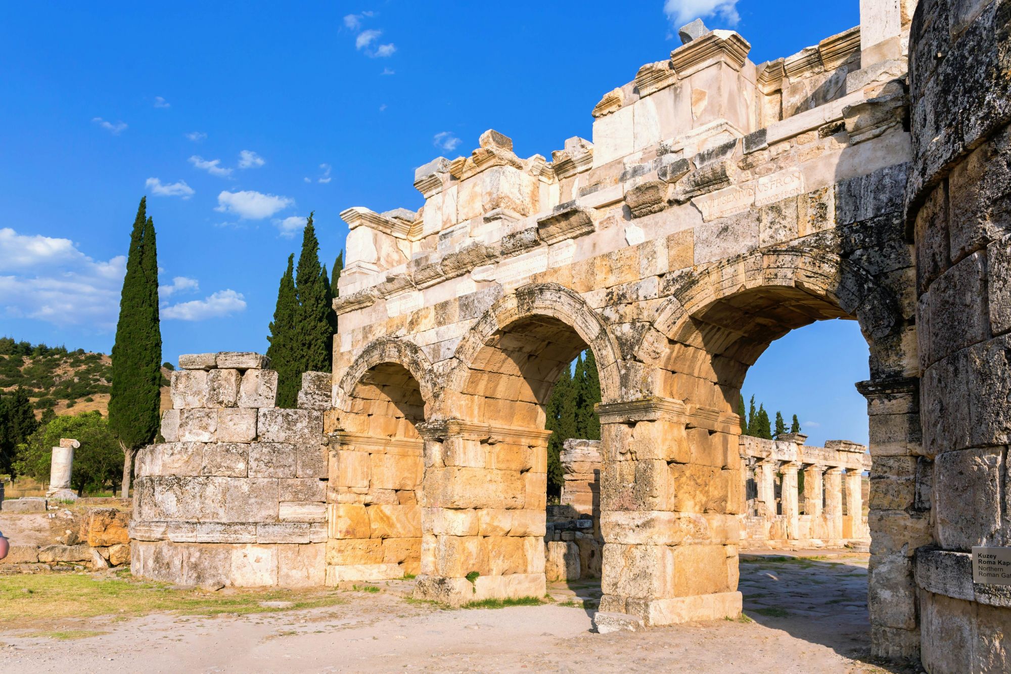 La Porta di Frontino, l’ingresso monumentale della città di Hierapolis, nella provincia di Denizli. © Ella_Ca/Shutterstock