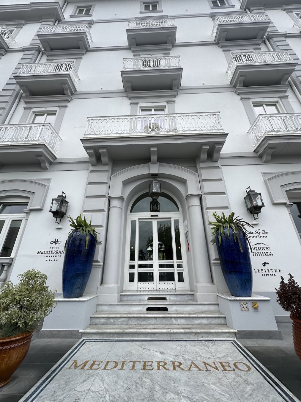 L'ingresso dell'Hotel Mediterraneo; ©️Angelo Pittro