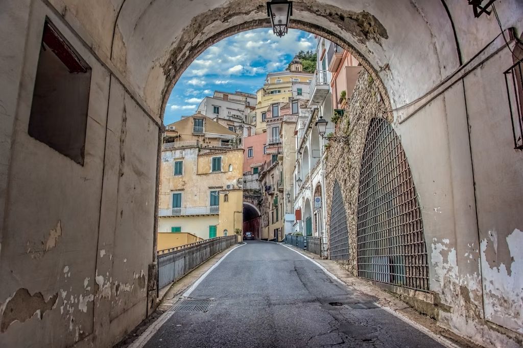 Non è facile girare per Atrani in automobile e nemmeno parcheggiare, ma vi consolerete in fretta. © Cinar Yilancioglu / Getty Images