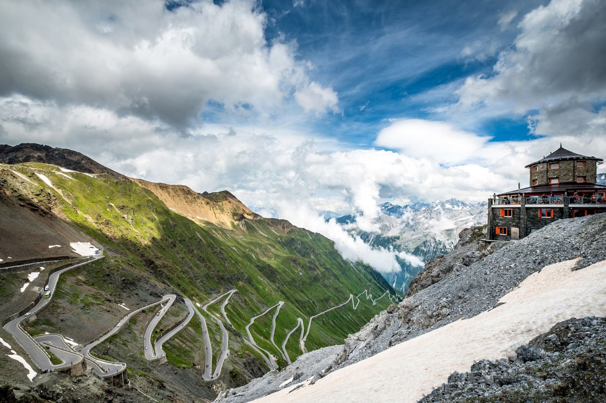 Affrontate il tortuoso Passo del Furka al volante, se ne avete il coraggio. Tanase Sorin/Shutterstock