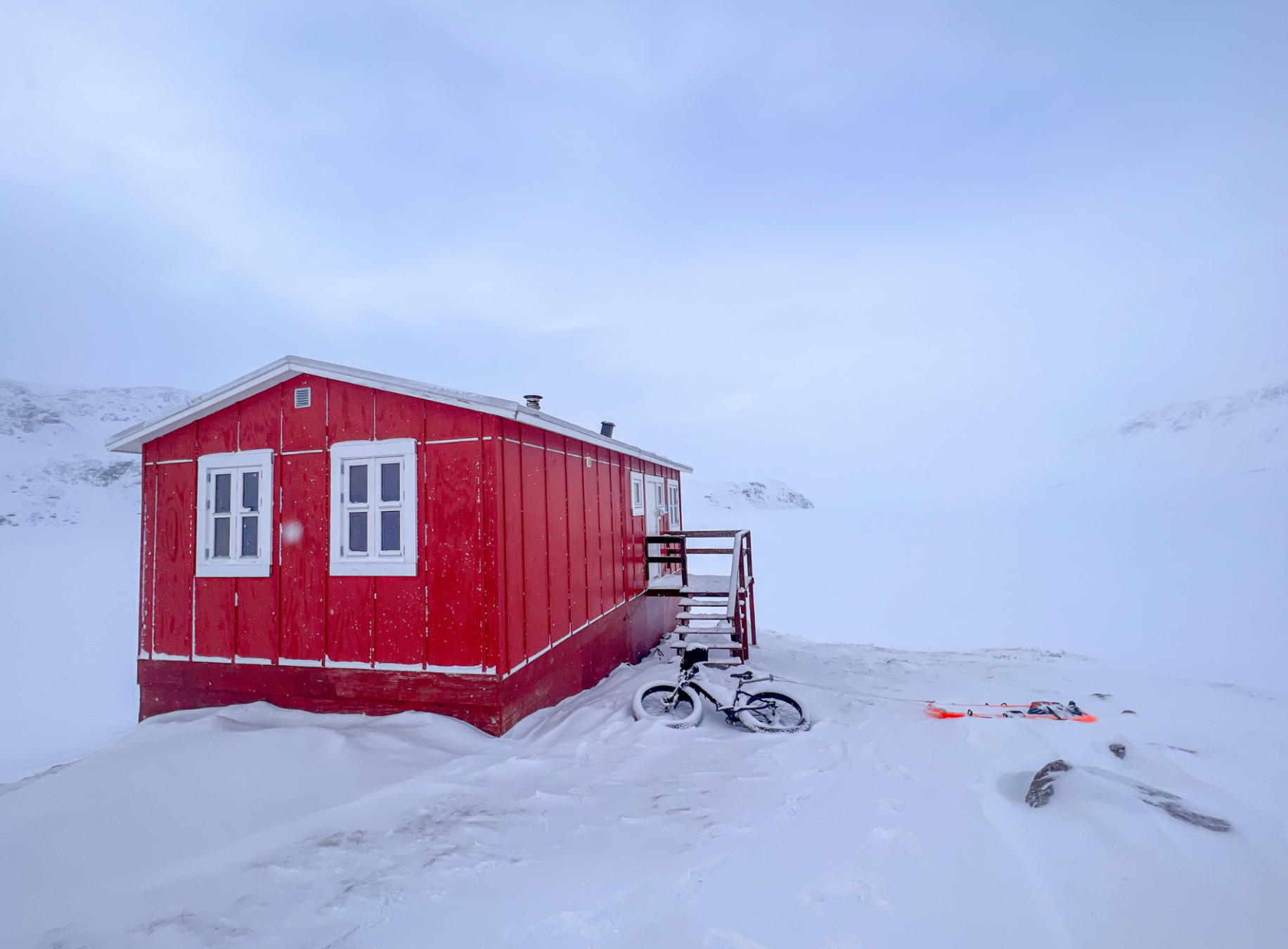 cabin in mezzo alla neve in Groenlandia
