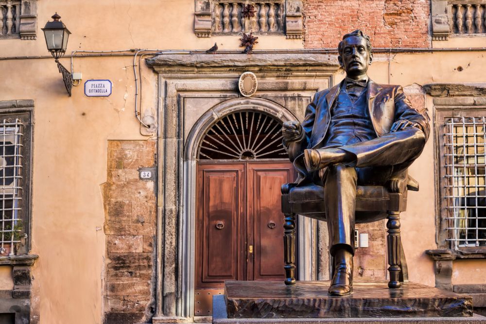 Lucca, Giacomo Puccini siede pensoso vicino al museo che gli è stato dedicato. Credits ArTono / Shutterstock