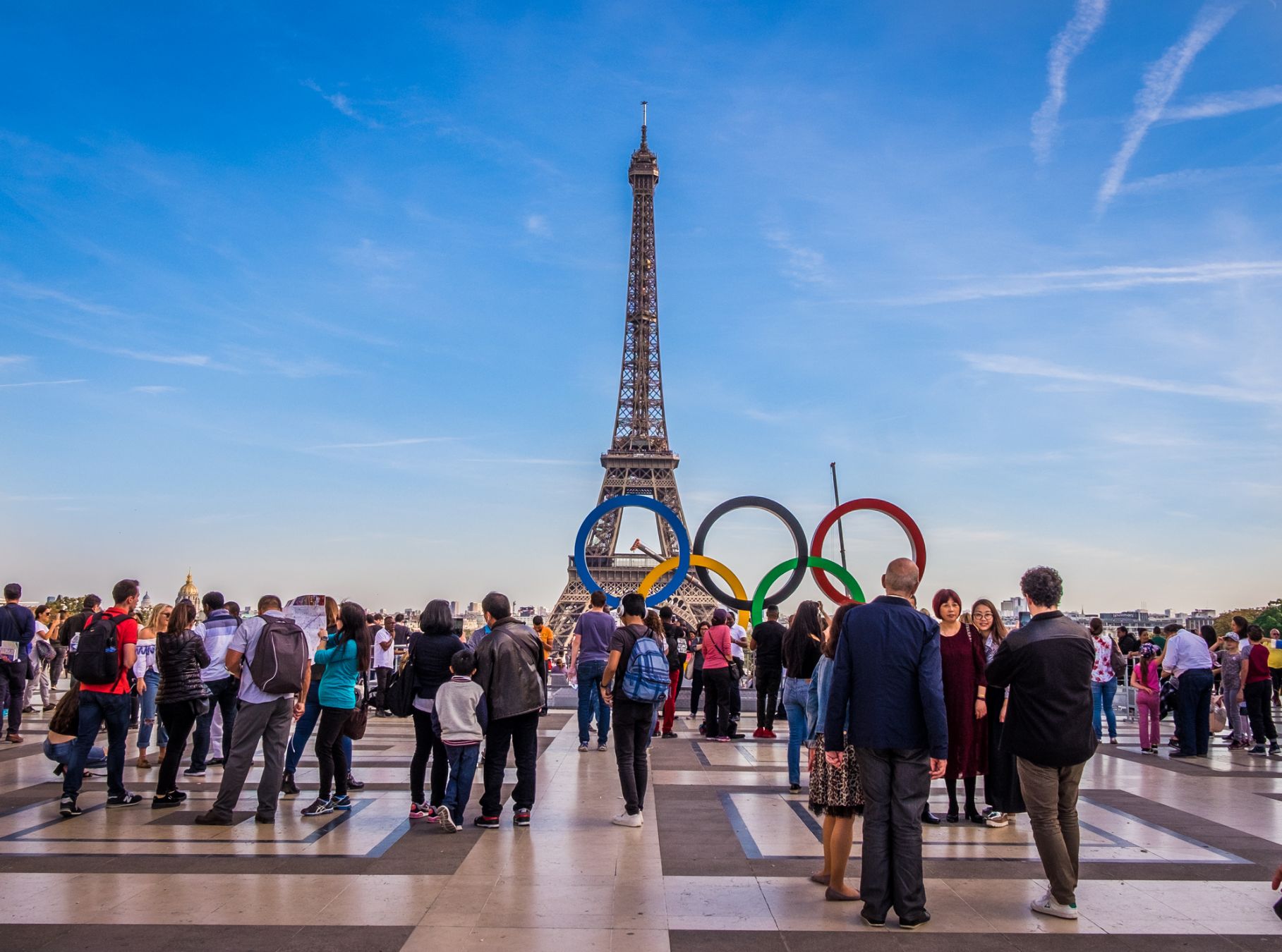Il simbolo dei Giochi Olimpici 2024 in piazza Trocadero davanti alla Torre Eiffel, Parigi ©Shutterstock / Alberto Zamorano