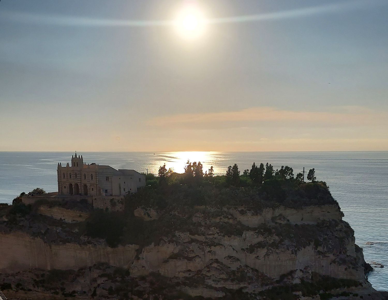 Tropea, il Santuario di Santa Maria dell’Isola al crepuscolo