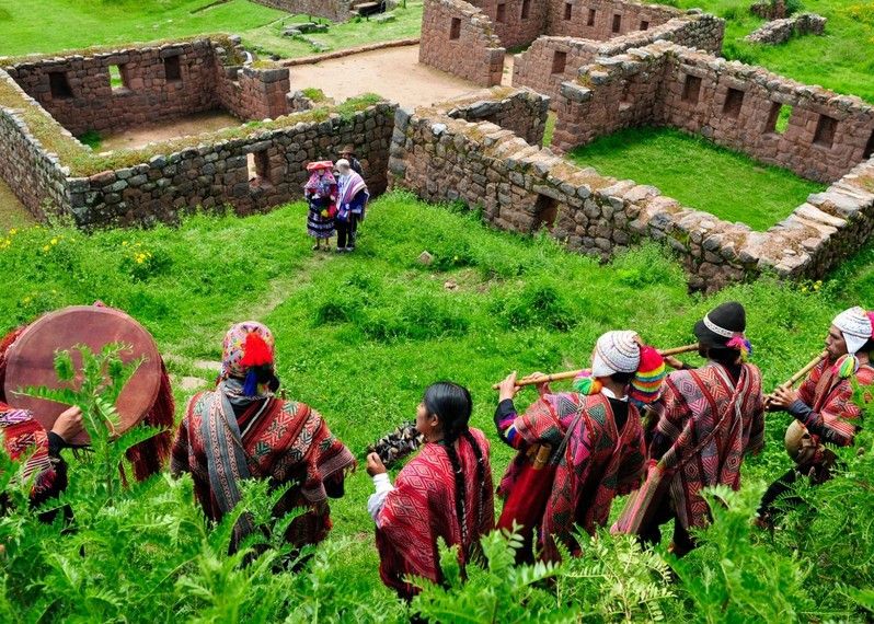 Matrimonio tradizionale presso le rovine del tempio dell'acqua, nella valle sacra, vicino a Cuzco, Perù. ©Jacek_Kadaj/Shutterstock