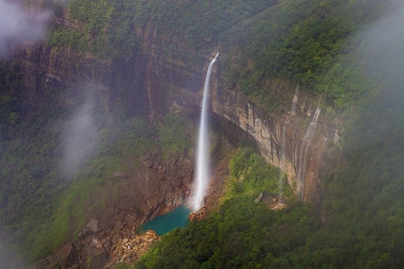 Mattinata nebbiosa alle cascate Nohkalikai nel Cherrapunji, Meghalaya. © Mahesh / Getty Images