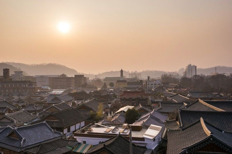 Mentre il resto della città è stato industrializzano, il villaggio hanok di Jeonju mantiene il suo fascino storico e le sue tradizioni. © Kangheewan /