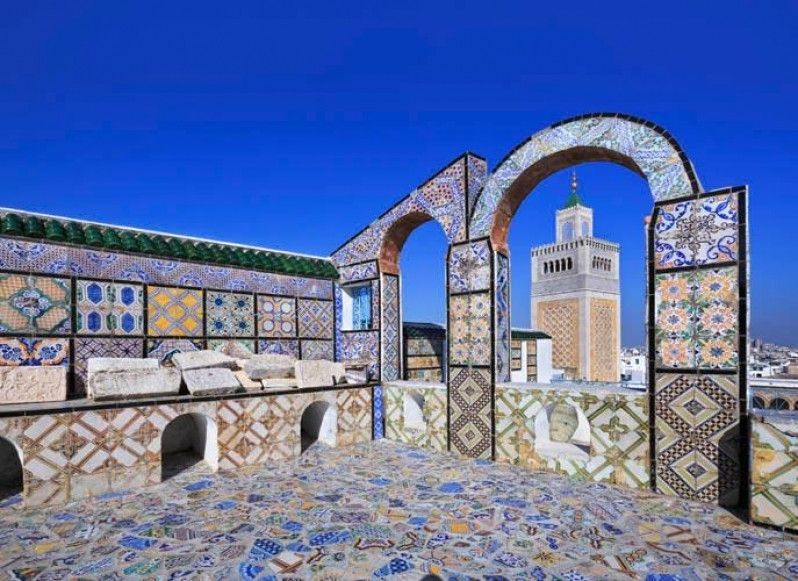 Metti gli occhiali da sole e preparati ad essere abbagliato dalla multicolore moschea di Al-Zaytuna, uno dei gioielli architettonici della Tunisia. Fo
