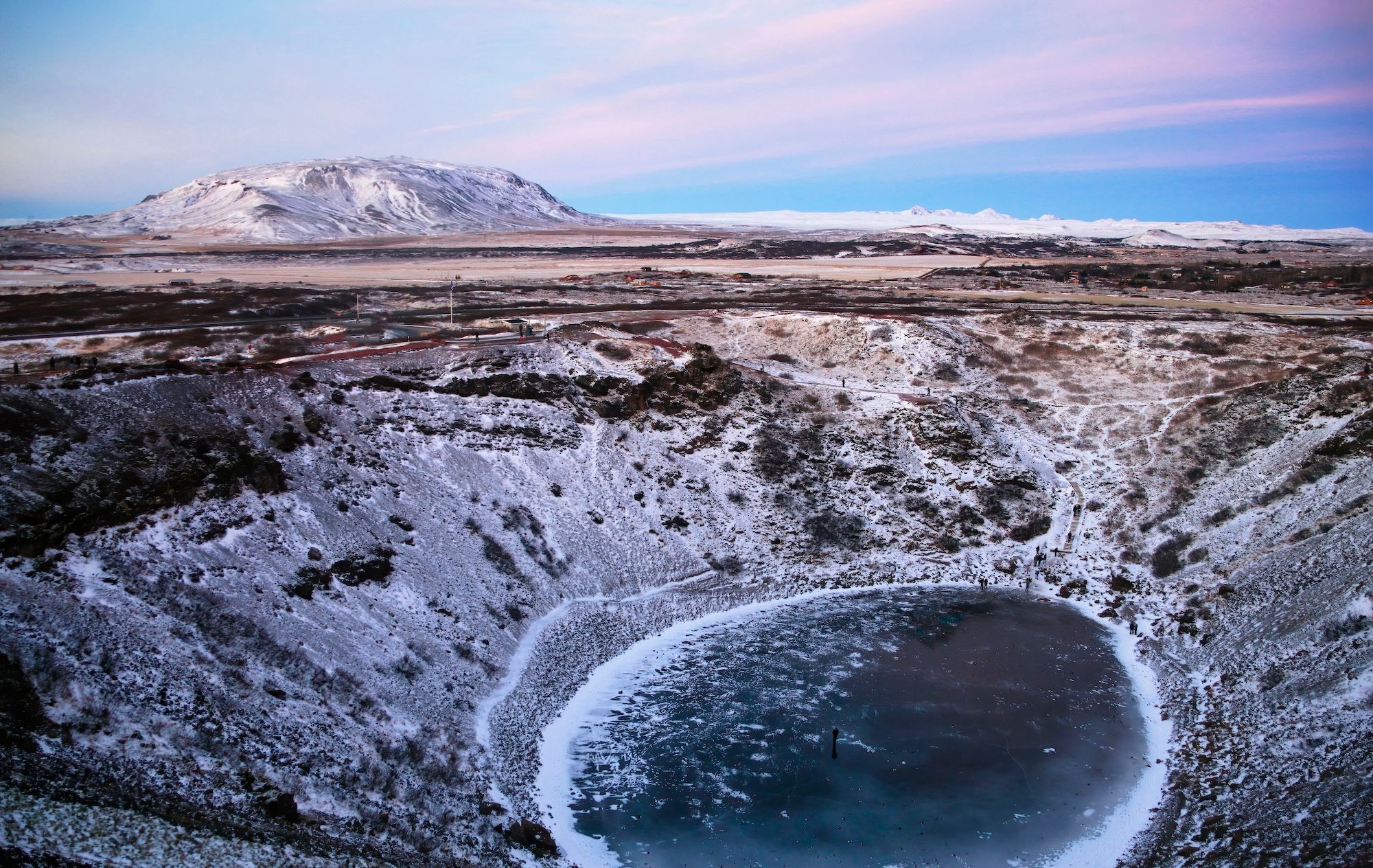 Il lago del cratere Kerið ha sentieri accessibili, ideali per i viaggiatori con mobilità limitata © Marc Stephan / Shutterstock