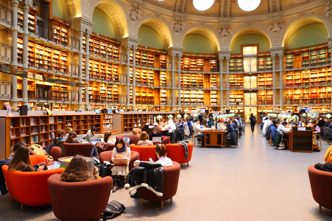 Godersi un libro nelle sale di lettura pubbliche di Parigi