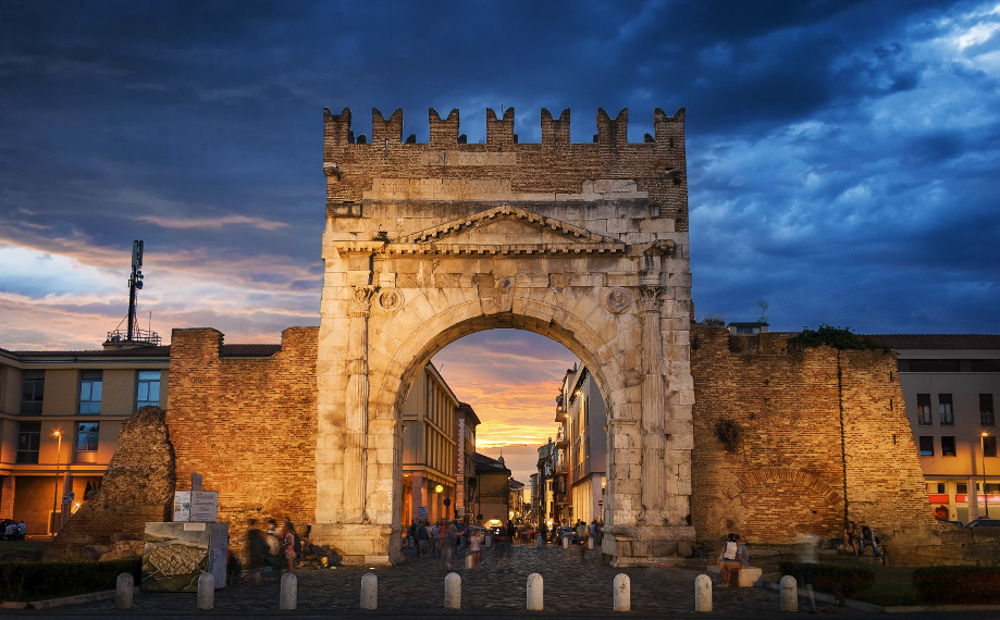 Rimini, l’Arco di Augusto è una porta di accesso a un mondo d’arte. Credits loknamilan / Shutterstock
