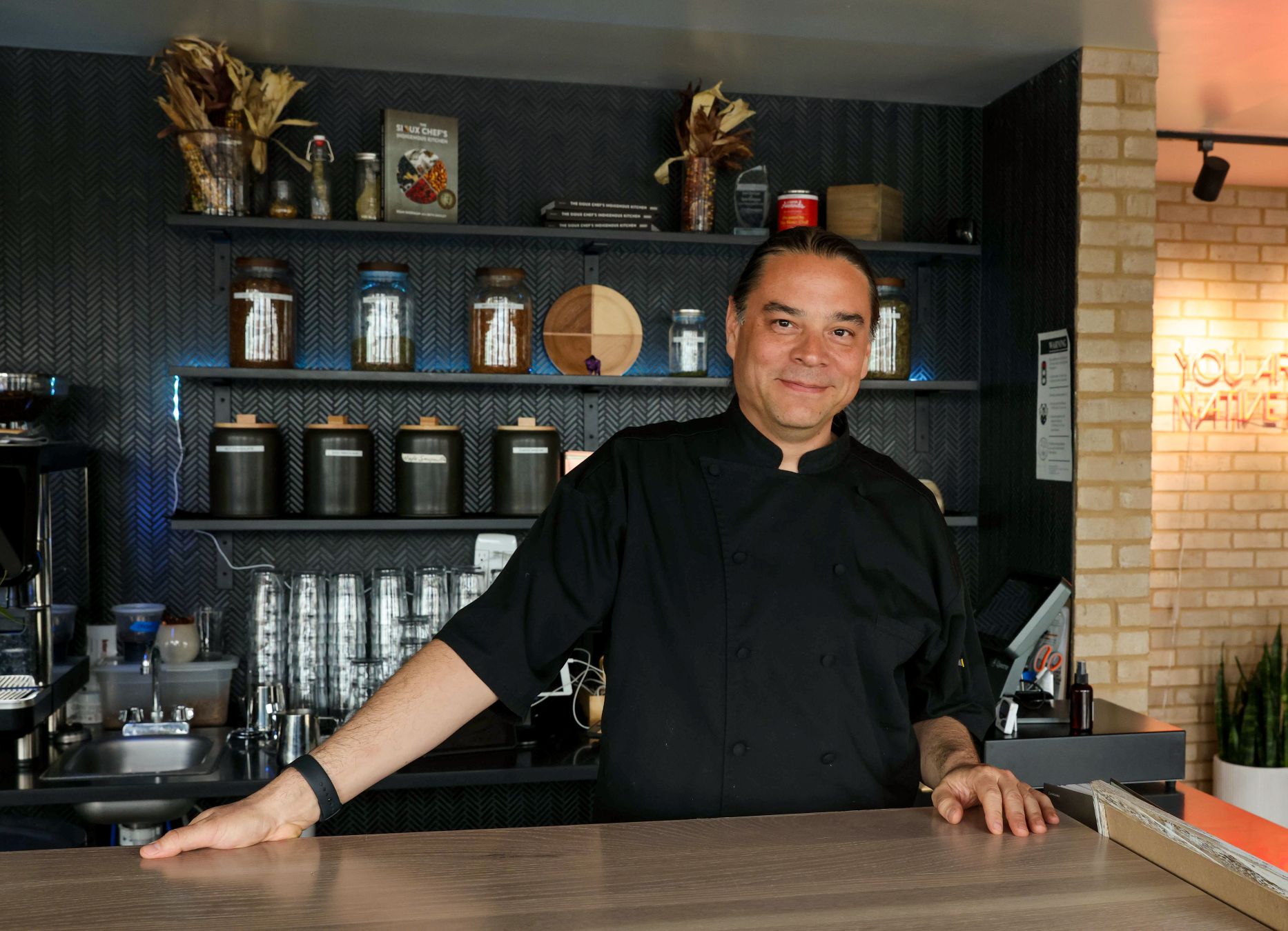 Lo chef Sean Sherman da Owamni by The Sioux Chef a Minneapolis, Minnesota