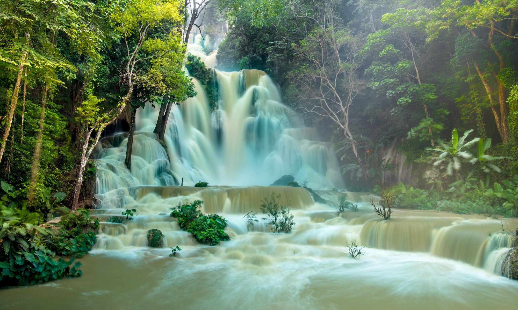 Le cascate di Tat Kuang Si durante la stagione delle piogge ©Sunti/Shutterstock