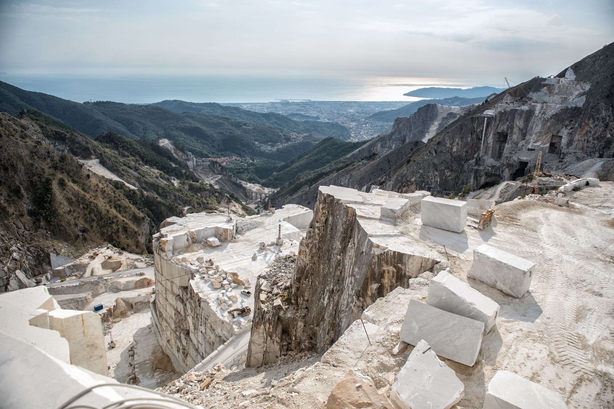 Il paesaggio delle cavedi marmo di Carrara e delle Alpi Apuane ©Alessandro Colle/Shutterstock
