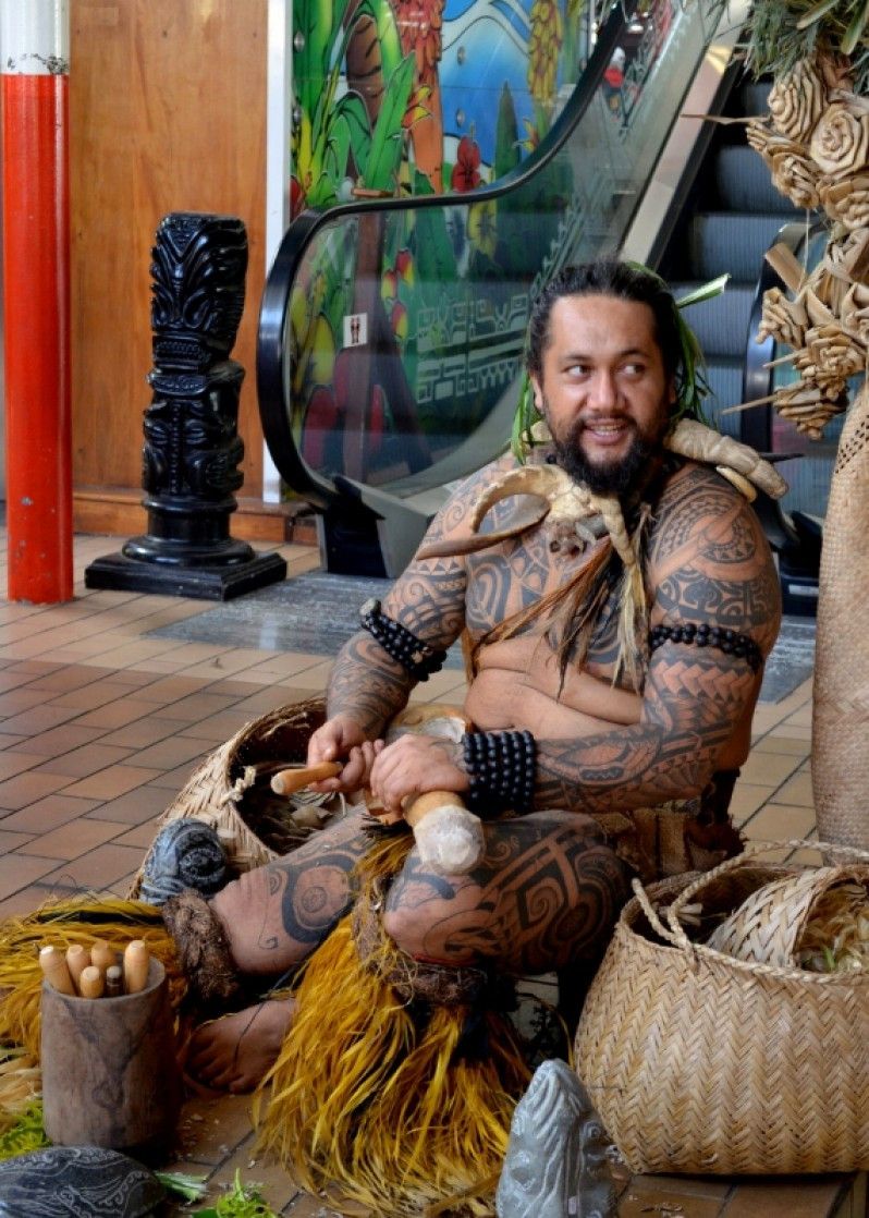 Molte pratiche tradizionali, dai tatuaggi all'intaglio del legno, si possono trovare a Tahiti.
