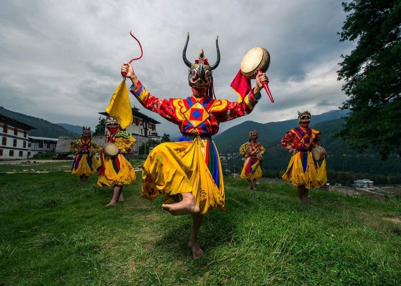 Monaci in costume praticano la danza tradizionale durante il festival Tsechu a Thimphu, in Bhutan. ©theskaman306/Shutterstock