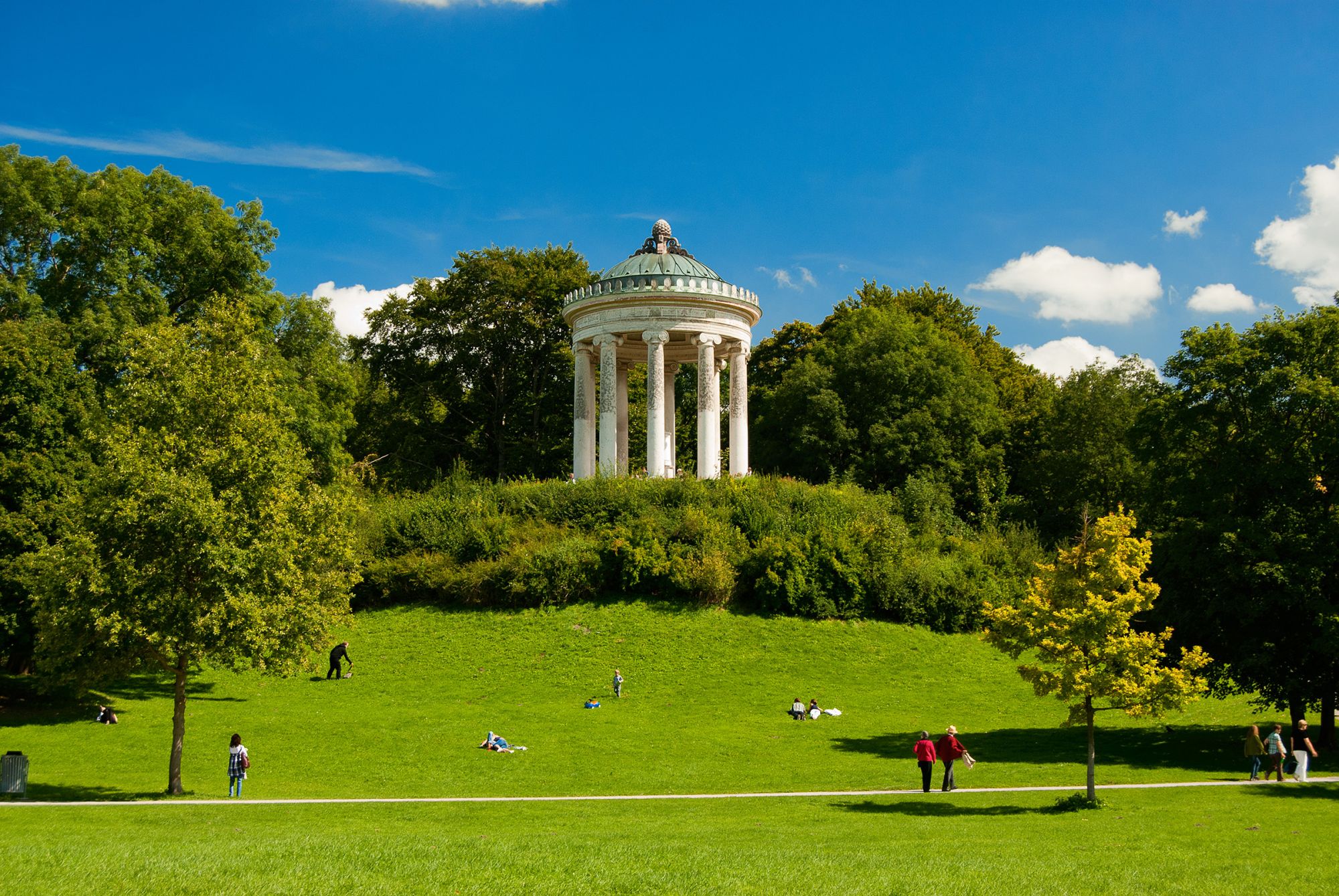 Il Monopteros, il piccolo tempio neoclassico nell’Englischer Garten di Monaco © clearlens / Shutterstock Images