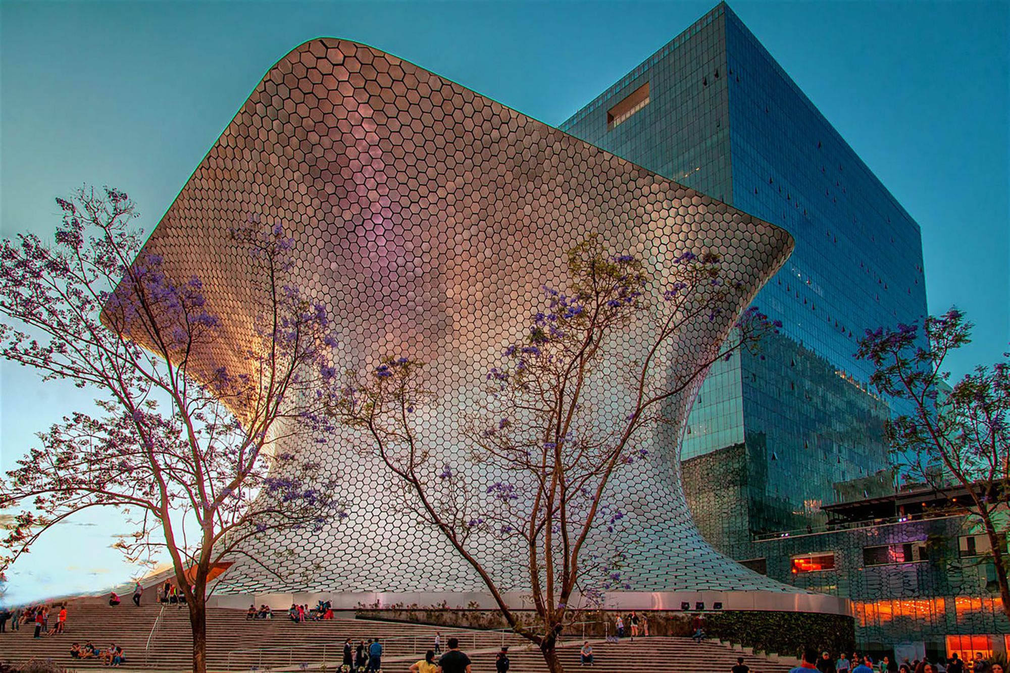 Il Museo Soumaya, progettato dall’architetto messicano Fernando Romero, è un elemento relativamente recente nel panorama artistico di Città del Messic