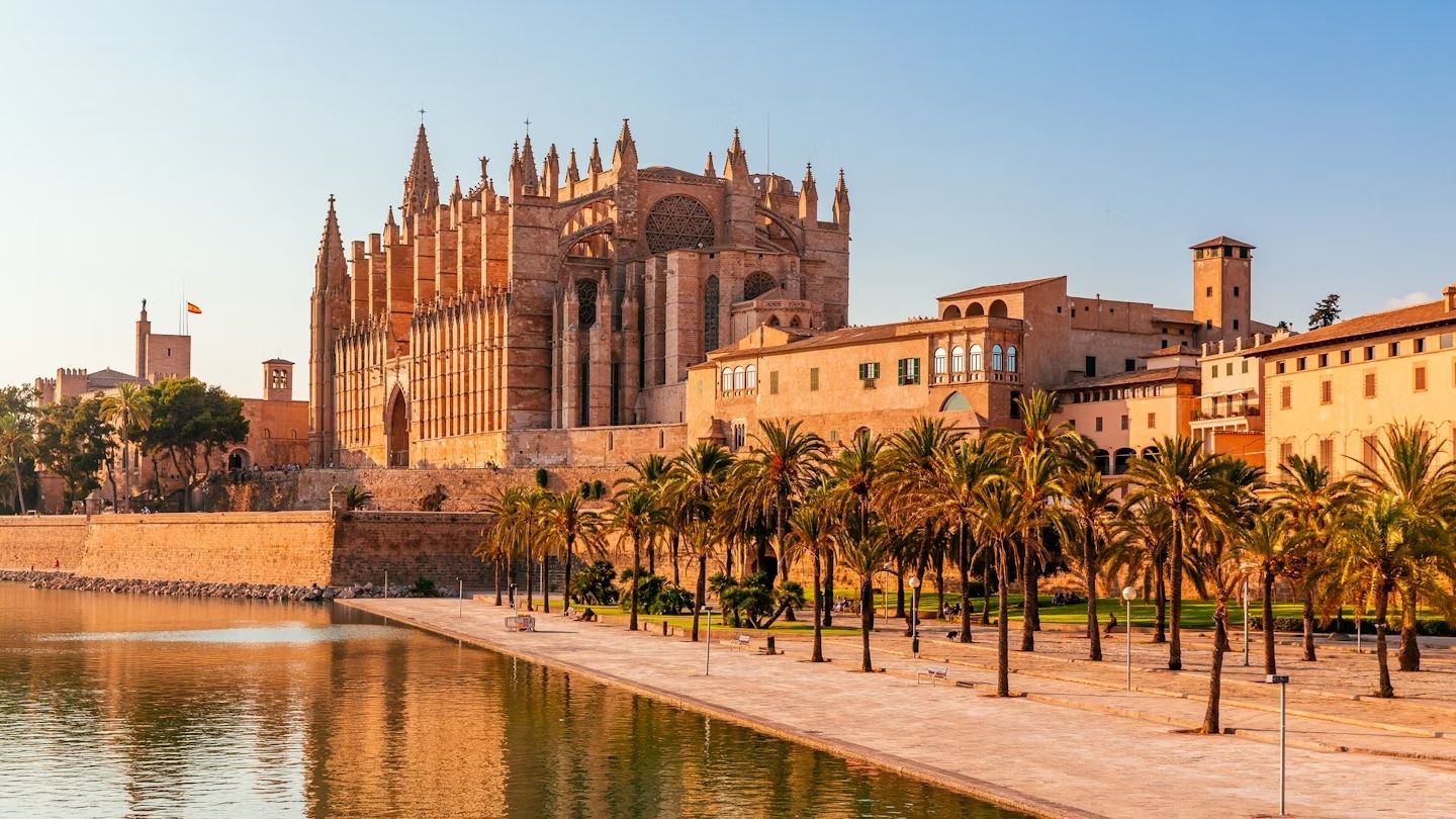 Con 300 giorni di sole all’anno, non c’è un momento sbagliato per visitare Palma di Maiorca © Alexander Spatari / Getty Images