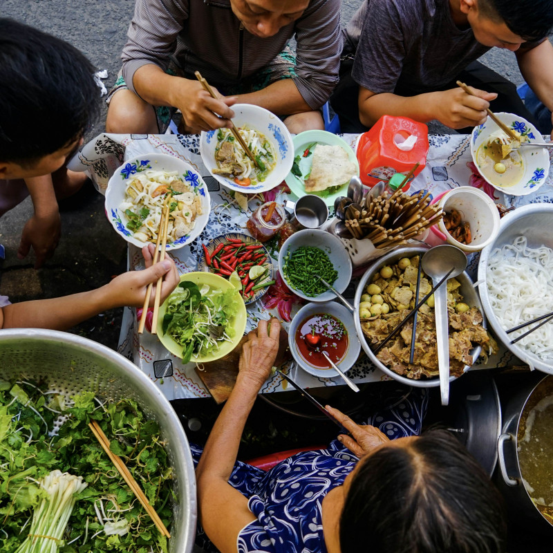 L’onnipresente cibo di strada vietnamita è delizioso ed economico.  © James Pham/Lonely Planet