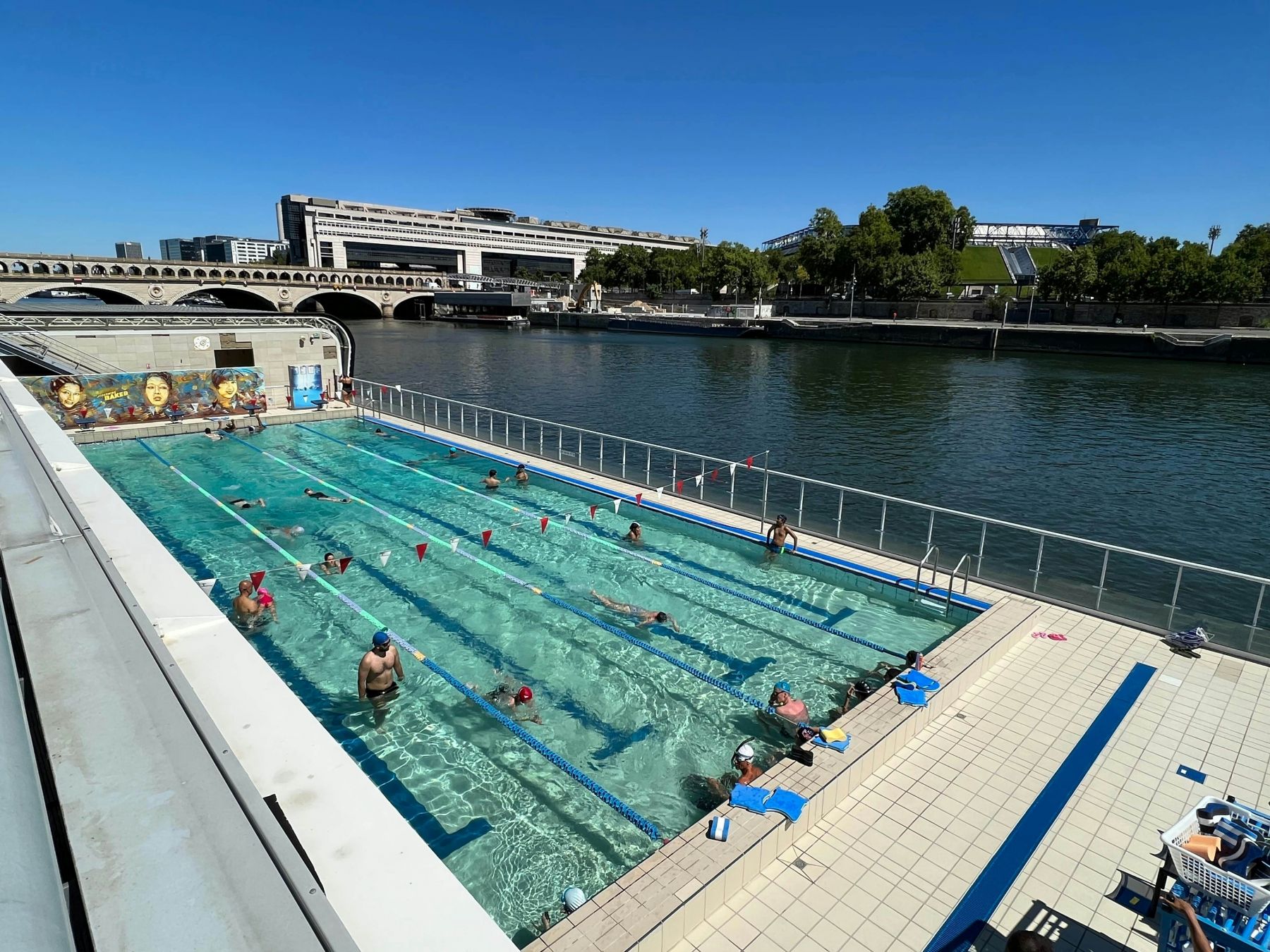 Le piscine all’aperto, come la Joséphine Baker, possono mitigare gli effetti del grande caldo urbano. © Liv Gaunt / Shutterstock