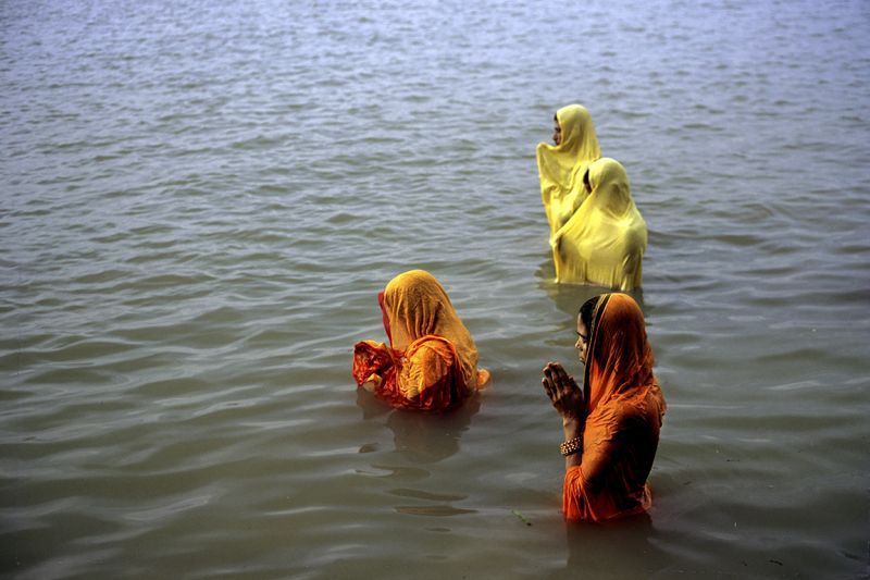 Donne pregano in India