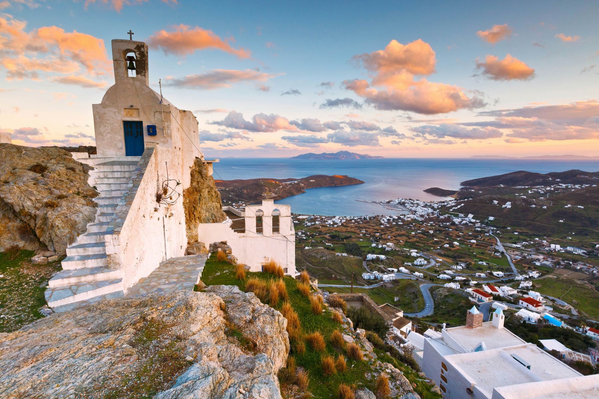 Dalla collina sopra Hora la vista abbraccia il mare e l’isola di Sifnos: uno spettacolo indimenticabile. © iStockphoto / Getty Images