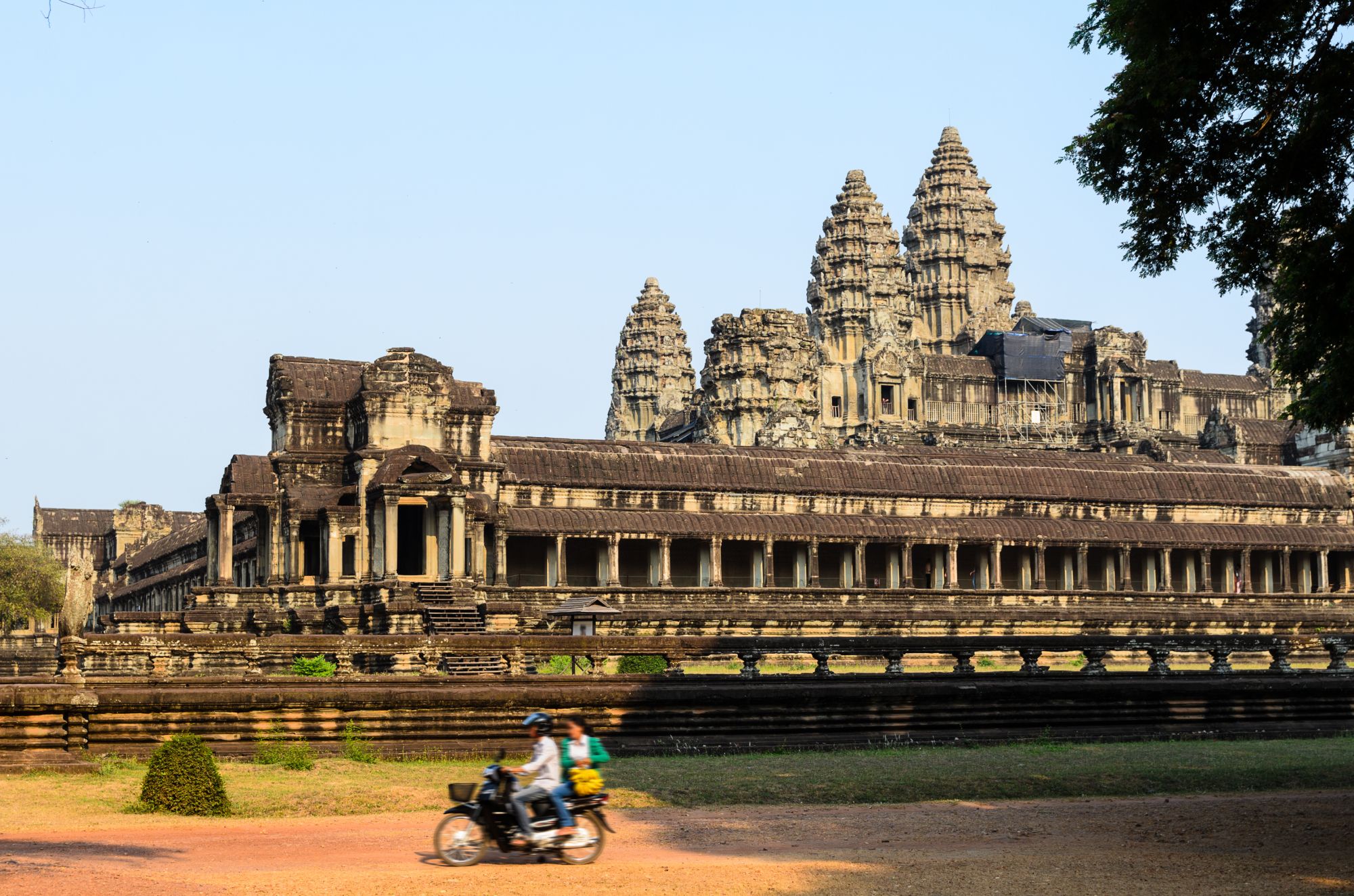 Moto e scooter permettono di spostarsi tra gli antichi templi di Siem Reap © Sergey Peterman / Shutterstock