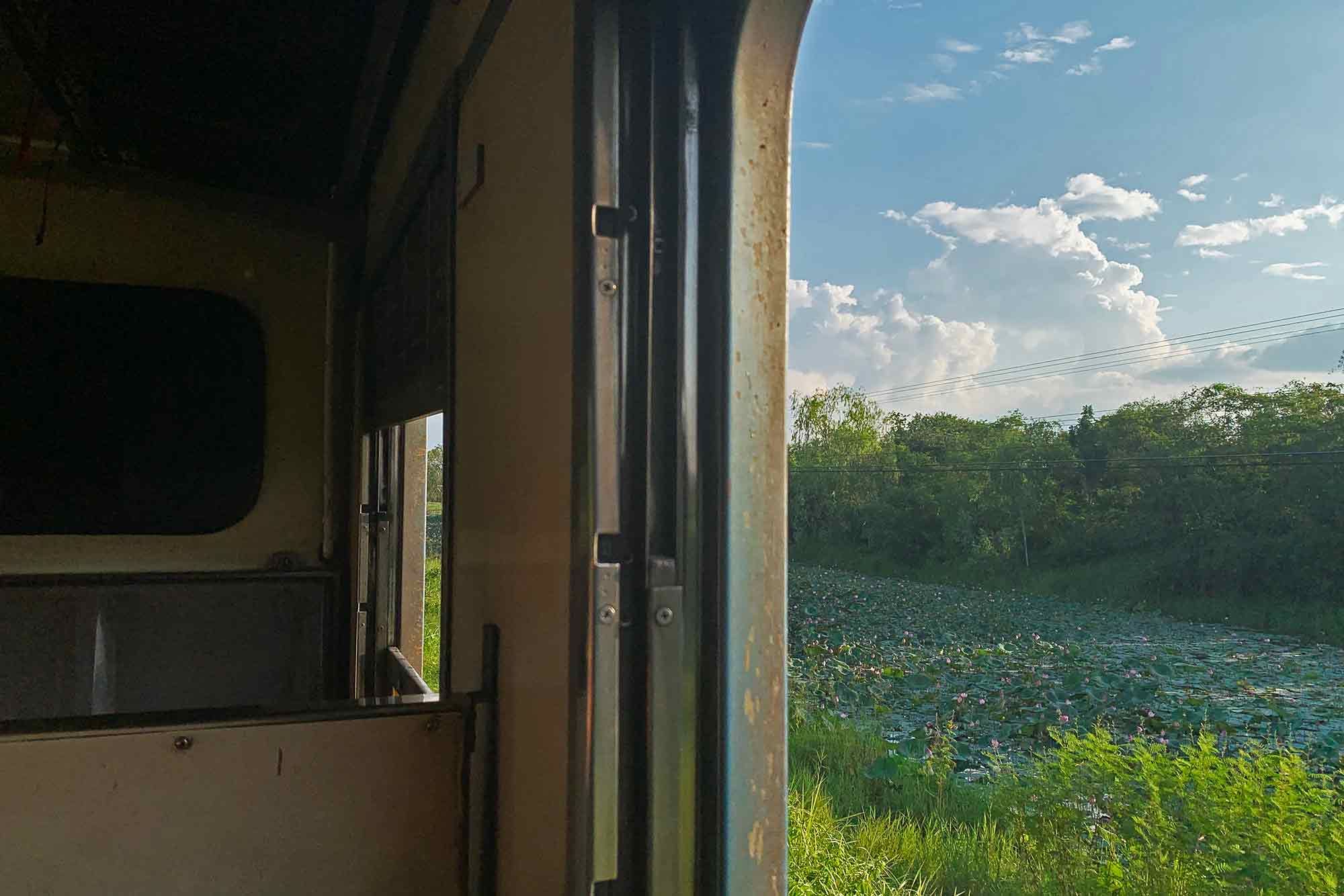 Un viaggio in terza classe permette di scoprire una Thailandia diversa ©Lisa Zillio