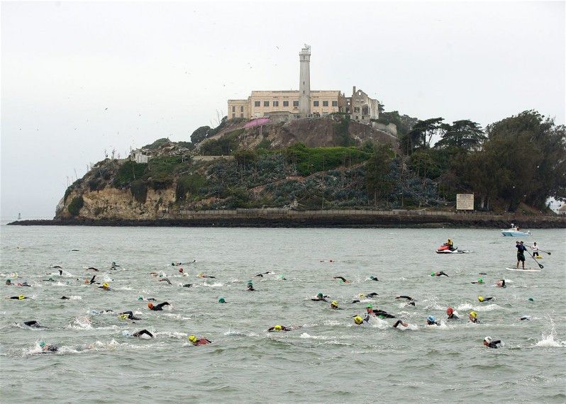Nuotatori alle prese con la prima frazione del Triathlon nelle gelide acque della Baia di San Francisco. © Ezra Shaw/Getty Images