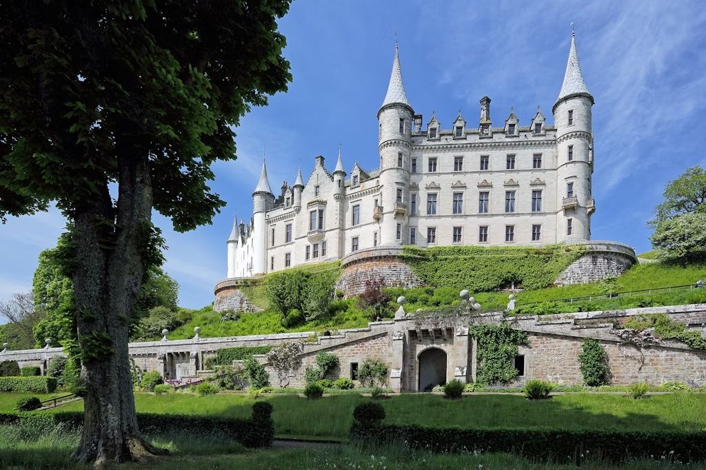 Il vostro giro della costa orientale vi condurrà al sontuoso Dunrobin Castle. © Binson Calfort / Shutterstock