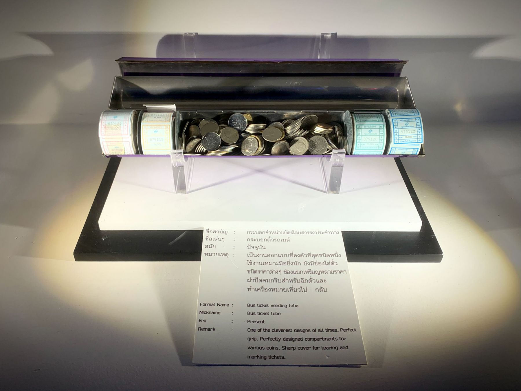 Cilindro metallico portamonete con ai lati i strisce di biglietti arrotolati, usato dai bigliettai negli autobus ©Lisa Zillio